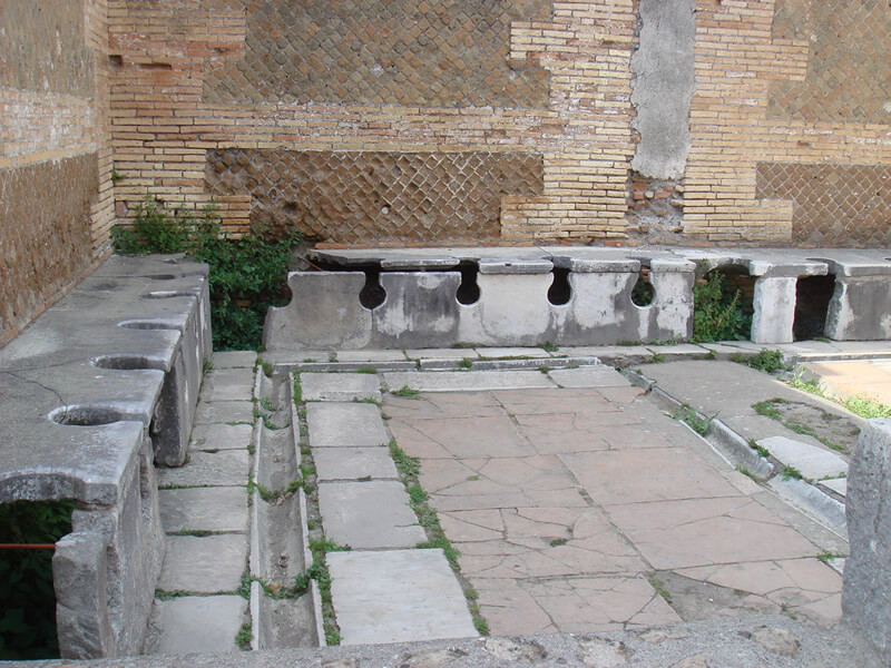 古代ローマ・オスティア・アンティカの公衆トイレ（紀元前4世紀頃）