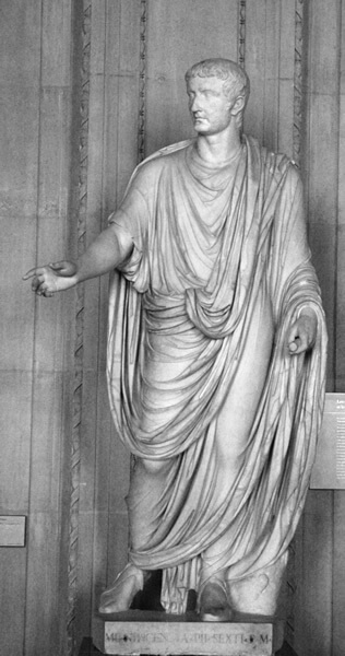 トガを纏うティベリウスの彫像