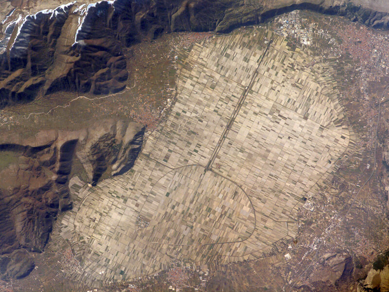 フキヌス湖の干拓の様子を上空撮影したもの